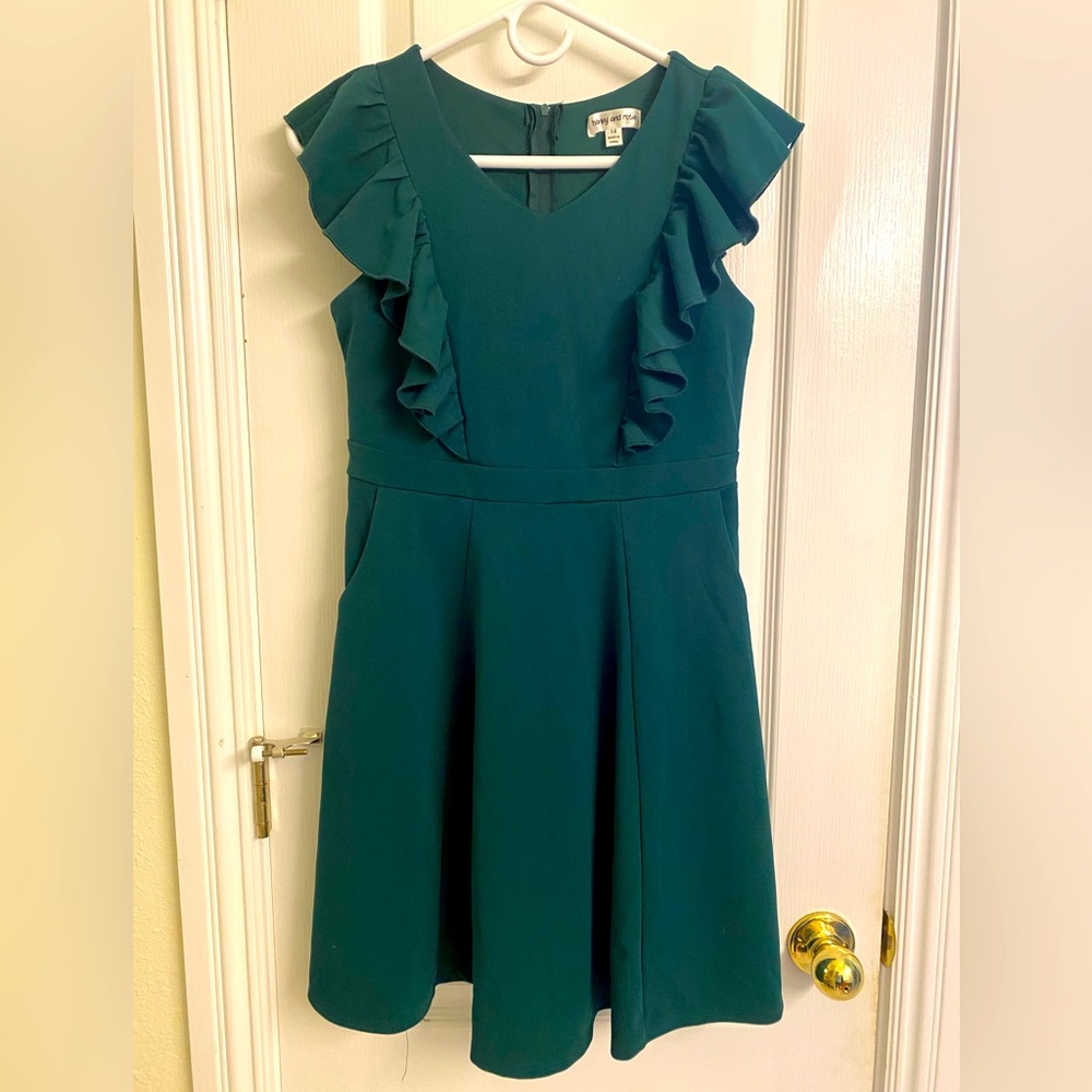 Junior sleeveless emerald green tea length dress